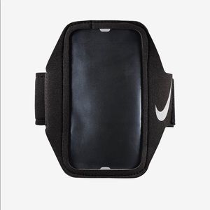 Nike Lean Arm Band in Black